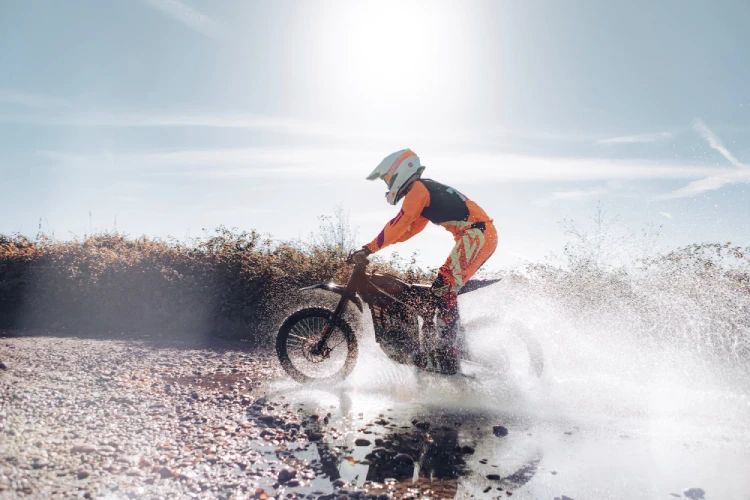 @dev.mx riding a Talaria Komodo in the Exmoor