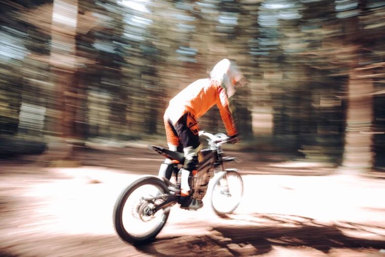 @surrey.sends riding a Talaria Sting Pro in the Surrey Hills